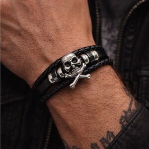 Brand New!! Leather and metal skull and crossbones bracelet